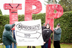Protestas mundiales sobre el TPP. (Foto CC BY(Caelie_Frampton) -NC-SA).