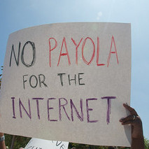 "No a los sobornos en Internet" dice el cartel de un activista pro neutralidad en la red. BY ( Steve Rhodes) NC - ND