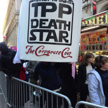 Pancarta que asimila el TPP a la "Estrella de la Muerte" de La Guerra de las Galaxias. CC BY (Steve Rhodes) NC - ND