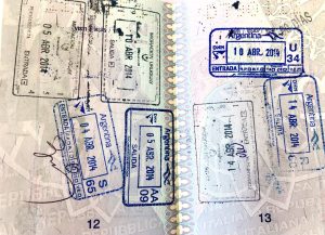 Pasaporte analógico con sellos de migraciones de Uruguay y Argentina