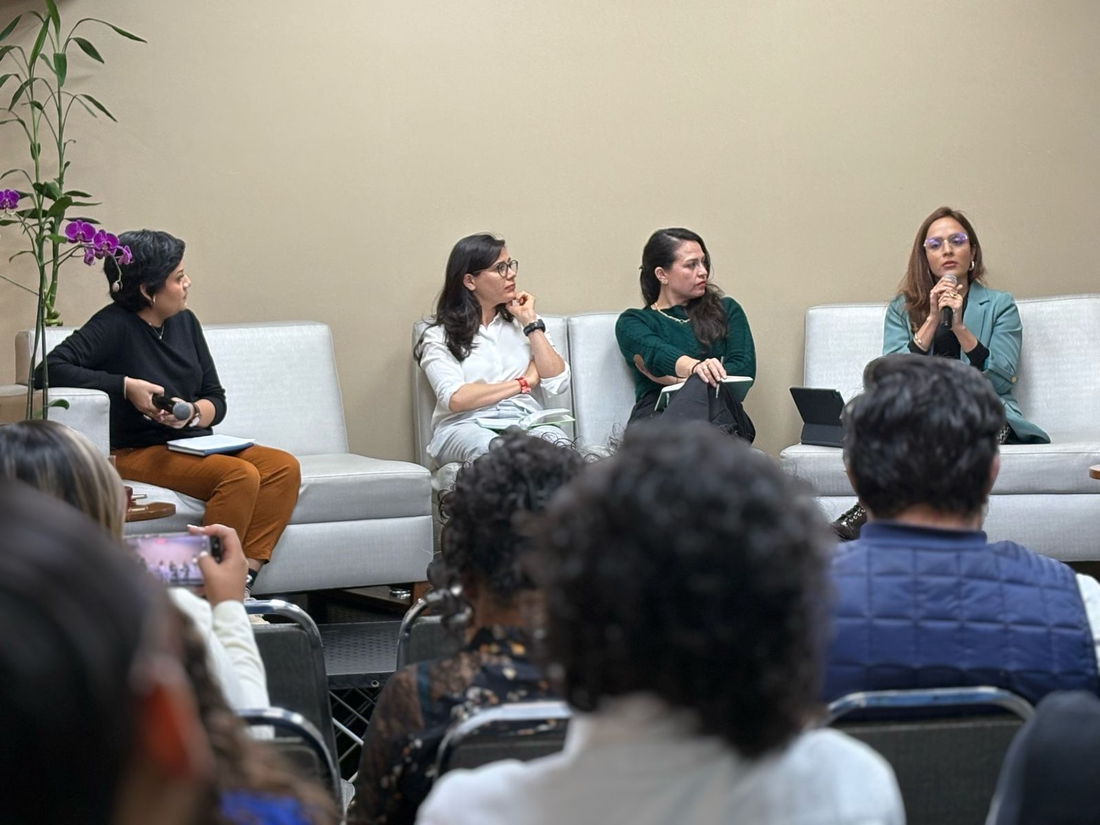 Derechos Digitales expuso en un panel en Bogotá sobre los desafíos del uso de IA en los Estados latinoamericanos