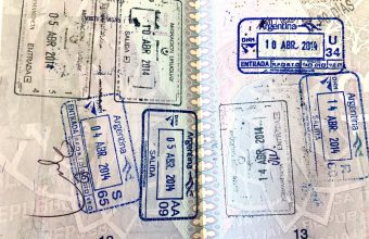 Pasaporte analógico con sellos de migraciones de Uruguay y Argentina